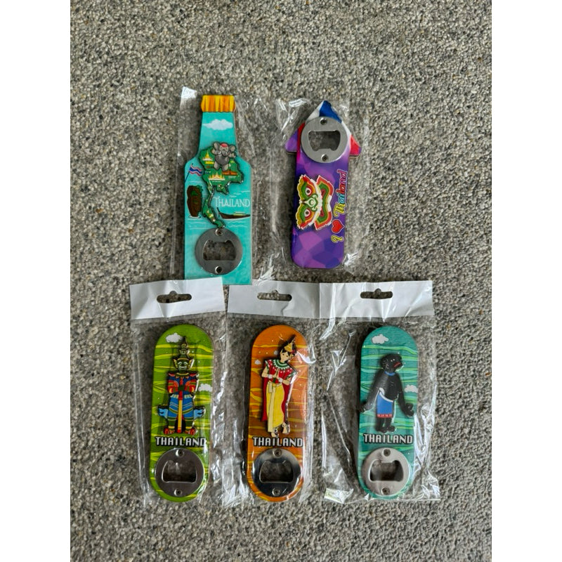 Bottle opener, metal opener, Thai pattern bottle opener On the back is a refrigerator magnet. Suitable as a souvenir for important people, souvenirs such as retirement or other auspicious occasions.