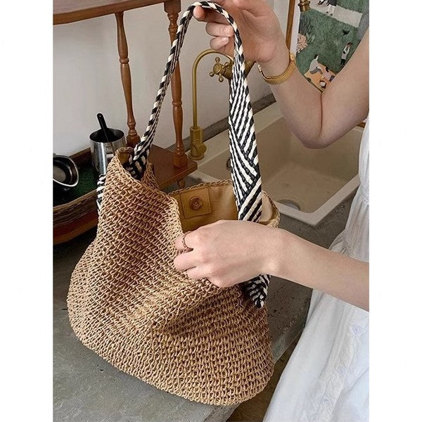 Handmade Hand Woven Shoulder, Woven bag Braided strap bag, hobo style, beautiful size, can hold a lot of things. Dimensions top width 26 x height 34 x strap height 30 cm. Beautiful shape, light weight, magnetic closure.