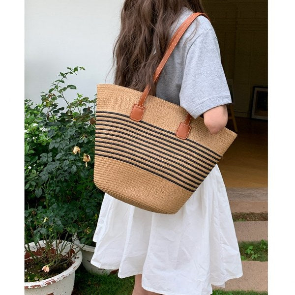 Handmade woven bag, leather strap, woven bag pattern, shopping bag minimal style. Size: top width 43 x bottom width 24 x appearance 29 x base 13 x strap length approximately 29 cm.