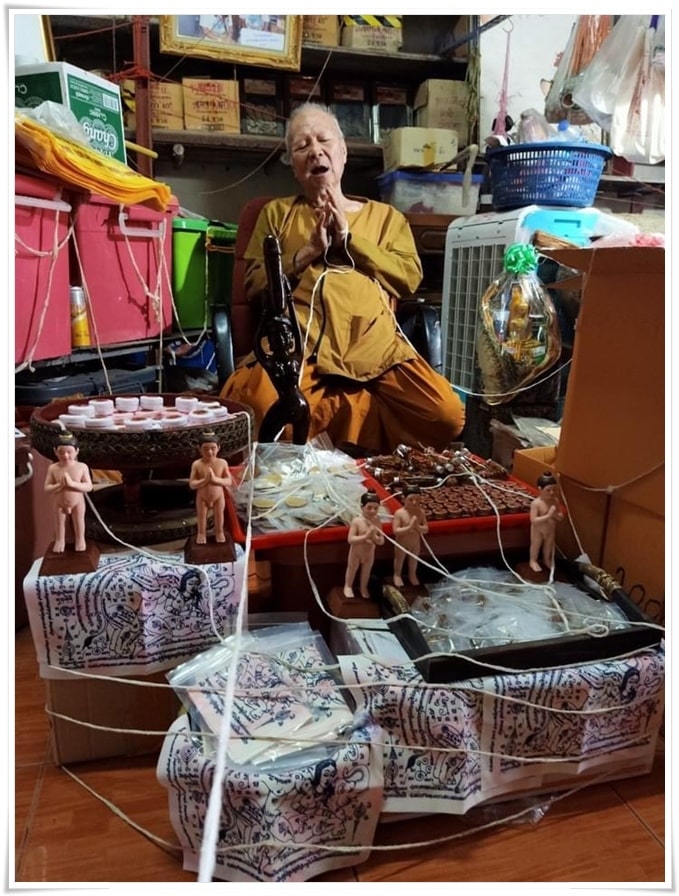 Chang Pha Som Khlong Magic cloth talisman powerful talisman can help solve love problems, increase your fortune, and boost your business profits.