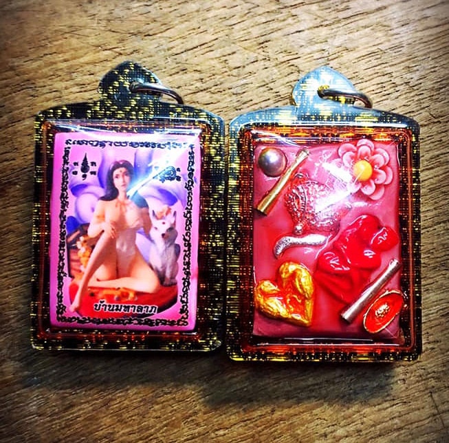 Nine-tailed fox locket Sexual allure-Sexual Magnetism Charm Amulet Magic Pendant Nine-tailed fox locket By Ajarn Lersi Pu Def