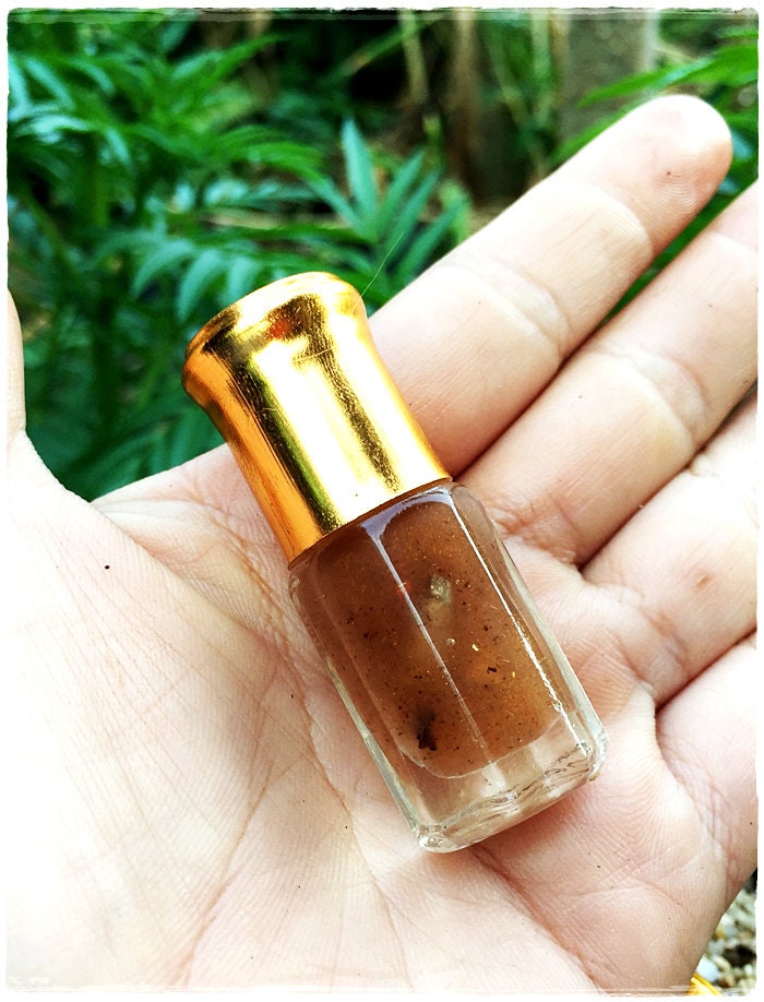 Magic charming oil for Love attraction social interactions and wealth Enhance your charm so that people will love you. Good for busines smeetings and talks attracts luck, attracts customers Made entirely of natural herb with more than 108