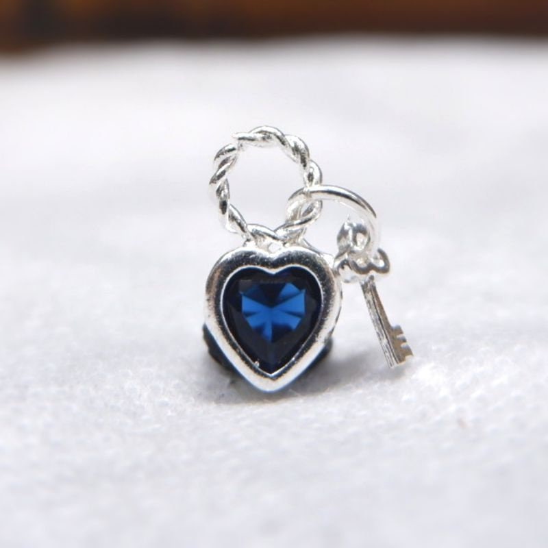 The heart gem, the key of locks It can be used amulet to keep your lover's from wandering around or cheating on you