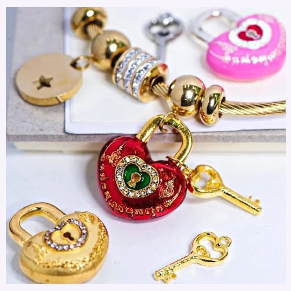 Magic Pendant The heart gem Attract a lover Attract money Attract Kruba Khamfan Inthawanno, Wat Ko Chok